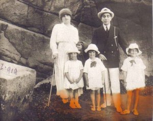 Juan Goñi U,Sara Swiderski y sus hijas. 1919